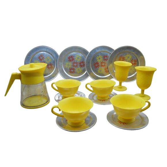 Vintage Aluminum Specialty Co./Chilton Yellow Coffee Pot, Tin Plates, & Cups - Picture 1 of 16